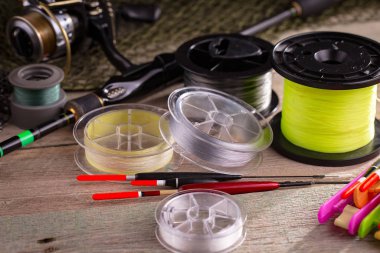 Eski bir arka planda, bardakta hafif bira..