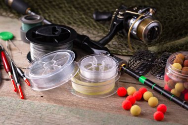 Eski bir arkaplanda dönen ve balık tutan çubuklar