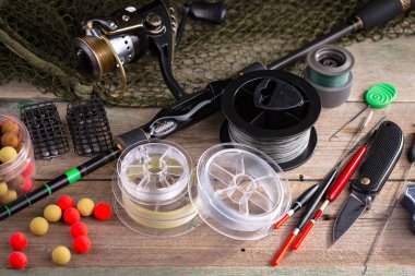 Eski bir arkaplanda dönen ve balık tutan çubuklar