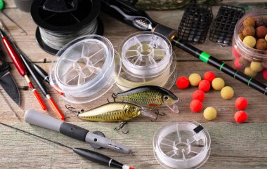 Eski bir arkaplanda dönen ve balık tutan çubuklar