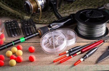 Eski bir arka planda, bardakta hafif bira..