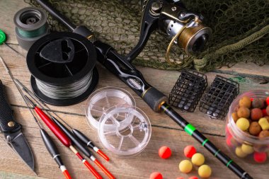 Eski bir arkaplanda dönen ve balık tutan çubuklar