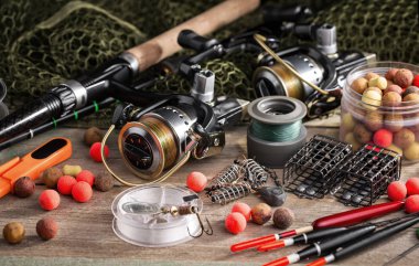 Tahta bir masada olta takımı..