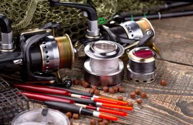 Tahta bir masada olta takımı..