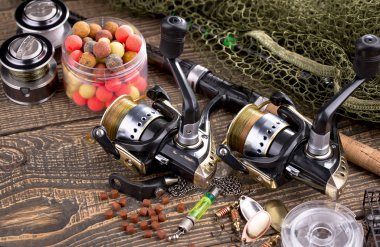 Tahta bir masada olta takımı..