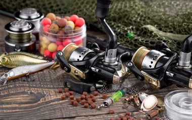 Tahta bir masada olta takımı..