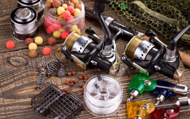 Tahta bir masada olta takımı..