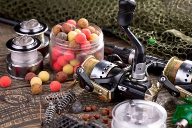 Tahta bir masada olta takımı..