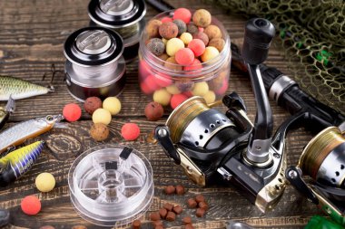 Tahta bir masada olta takımı..