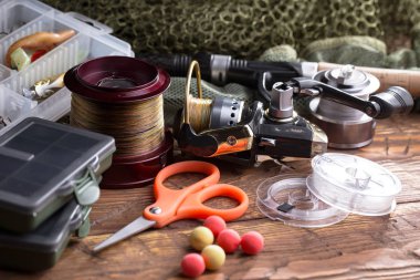 Tahta bir masada olta takımı..