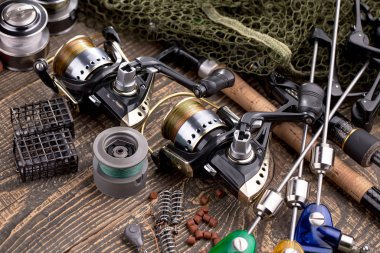 Tahta bir masada olta takımı..