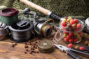 Tahta bir masada olta takımı..