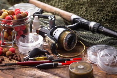 Balıkçılık çubuklar ve spinnings tablosundaki eski arka plan üzerinde balıkçılık için aksesuarlar ile kompozisyon