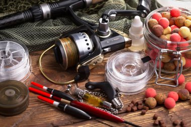 Balıkçılık çubuklar ve spinnings tablosundaki eski arka plan üzerinde balıkçılık için aksesuarlar ile kompozisyon