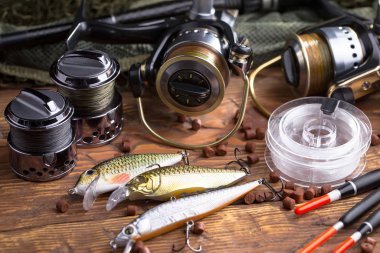 Balıkçılık çubuklar ve spinnings tablosundaki eski arka plan üzerinde balıkçılık için aksesuarlar ile kompozisyon