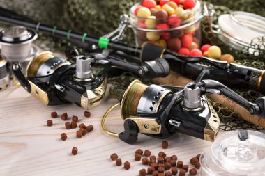 Balıkçılık çubuklar ve spinnings tablosundaki eski arka plan üzerinde balıkçılık için aksesuarlar ile kompozisyon