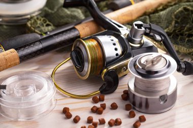 Balıkçılık çubuklar ve spinnings tablosundaki eski arka plan üzerinde balıkçılık için aksesuarlar ile kompozisyon