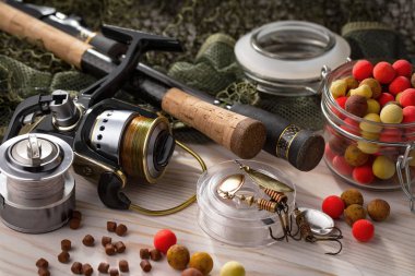 Balıkçılık çubuklar ve spinnings tablosundaki eski arka plan üzerinde balıkçılık için aksesuarlar ile kompozisyon