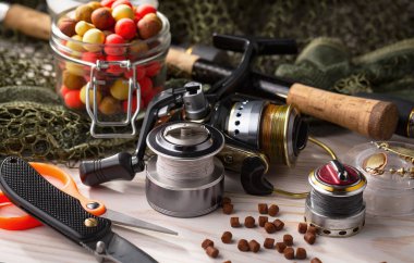 Balıkçılık çubuklar ve spinnings tablosundaki eski arka plan üzerinde balıkçılık için aksesuarlar ile kompozisyon