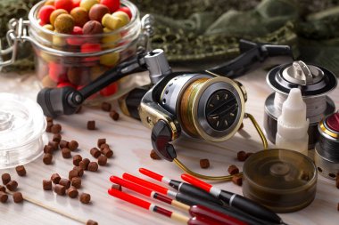 Balıkçılık çubuklar ve spinnings tablosundaki eski arka plan üzerinde balıkçılık için aksesuarlar ile kompozisyon