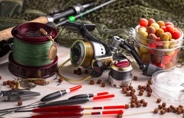 Balıkçılık çubuklar ve spinnings tablosundaki eski arka plan üzerinde balıkçılık için aksesuarlar ile kompozisyon