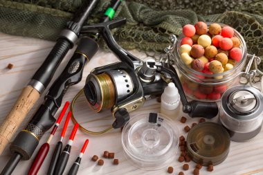 Balıkçılık çubuklar ve spinnings tablosundaki eski arka plan üzerinde balıkçılık için aksesuarlar ile kompozisyon
