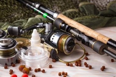 Balıkçılık çubuklar ve spinnings tablosundaki eski arka plan üzerinde balıkçılık için aksesuarlar ile kompozisyon