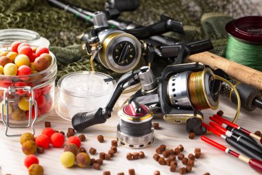 Balıkçılık çubuklar ve spinnings tablosundaki eski arka plan üzerinde balıkçılık için aksesuarlar ile kompozisyon