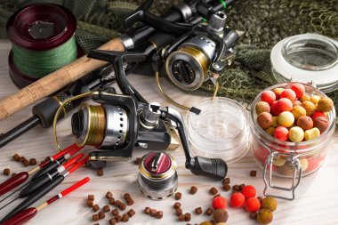 Balıkçılık çubuklar ve spinnings tablosundaki eski arka plan üzerinde balıkçılık için aksesuarlar ile kompozisyon