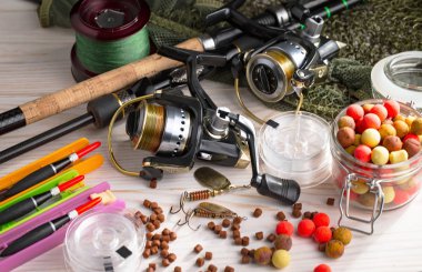 Tahta bir masada olta takımı.