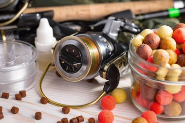 Tahta bir masada olta takımı.