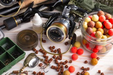 Tahta bir masada olta takımı.