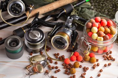 Tahta bir masada olta takımı.