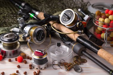 Tahta bir masada olta takımı.