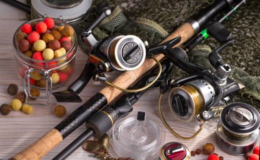 Tahta bir masada olta takımı.