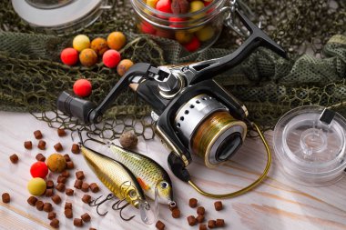 Tahta bir masada olta takımı.