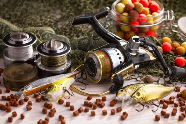 Tahta bir masada olta takımı.