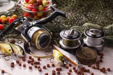 Tahta bir masada olta takımı.