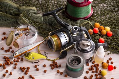 Tahta bir masada olta takımı.