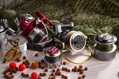 Tahta bir masada olta takımı.