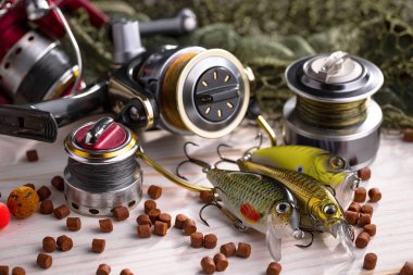 Tahta bir masada olta takımı.