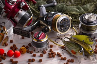 Tahta bir masada olta takımı.