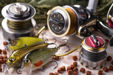 Tahta bir masada olta takımı.