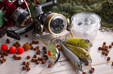 Tahta bir masada olta takımı.