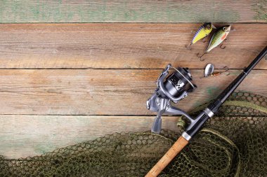 Tahta bir masada olta takımı.