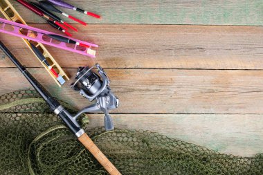 Tahta bir masada olta takımı.