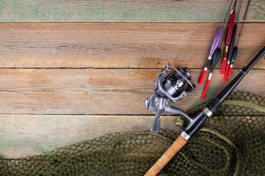 Tahta bir masada olta takımı.