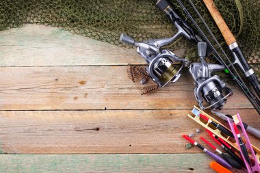 Tahta bir masada olta takımı.