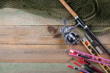 Tahta bir masada olta takımı.
