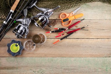 Tahta bir masada olta takımı.